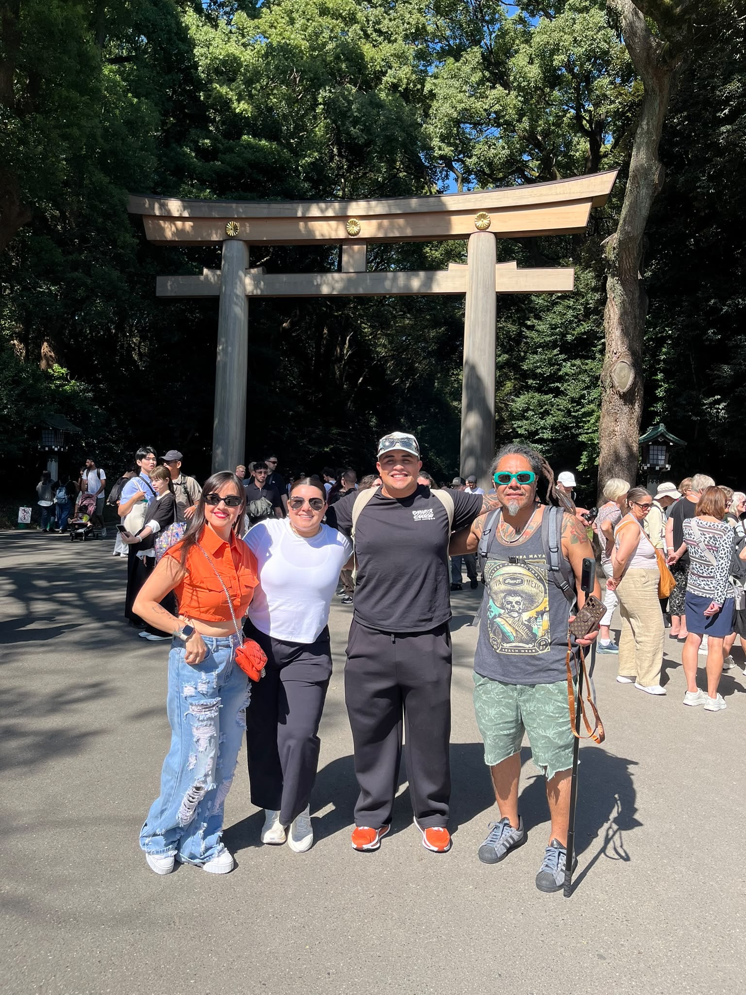 Grupo de viajeros frente a un torii en Japón